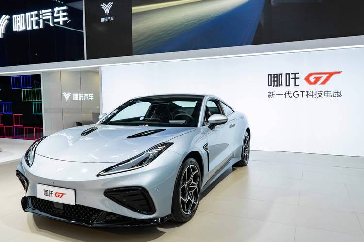 佛山269哪吒汽车在智能汽车领域的表现，领途汽车在新能源汽车市场中的影响力